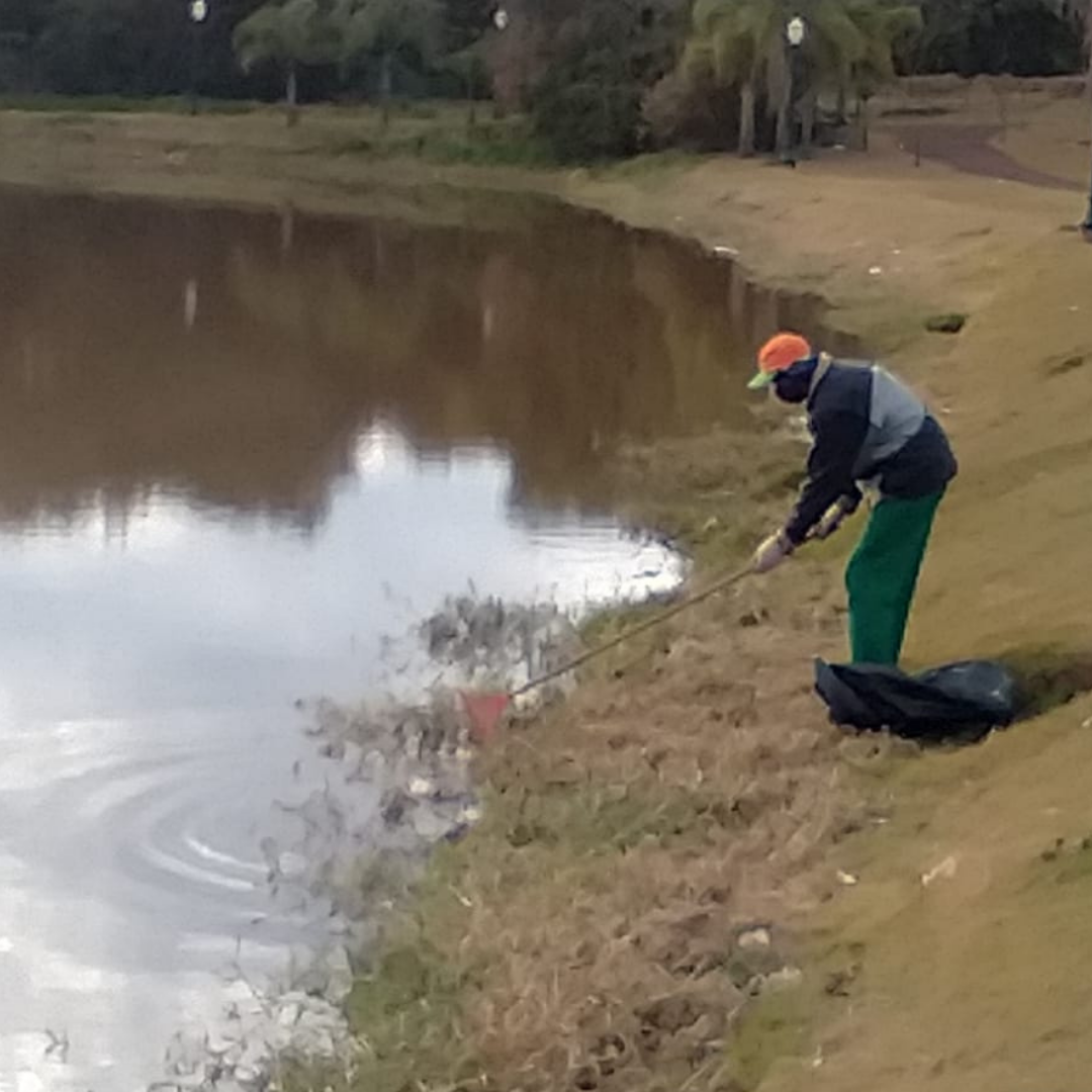 Serviço de limpeza no Parque Ecológico